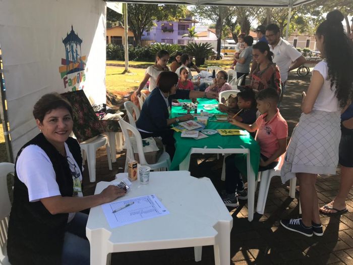 FAMÍLIA NA PRAÇA REÚNE CENTENAS DE PESSOAS.